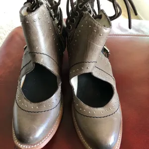 FREEBIRDS Desert Never worn Stylish Brown/Gray Leather Women's Shoes size 7