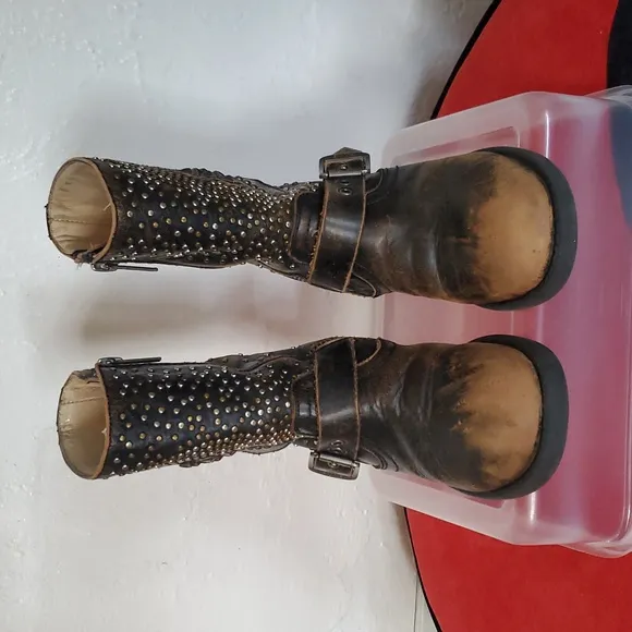 Frye Jenny Distressed Skull Studded Leather Boots with Buckle Detail Size 11
