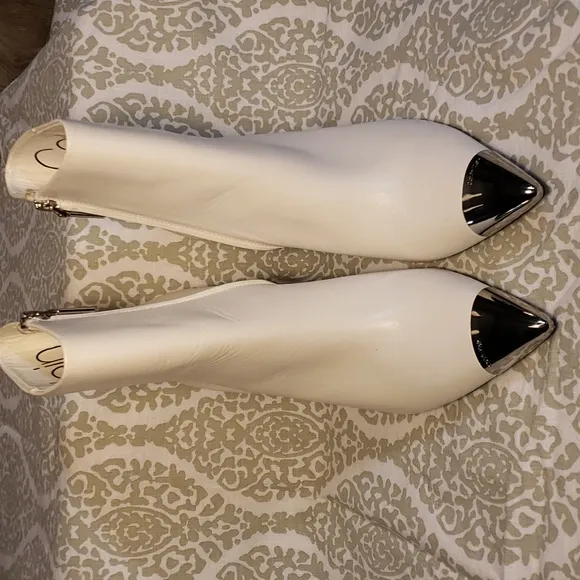 Genuine Leather women's White heeled boots,size 9.5.