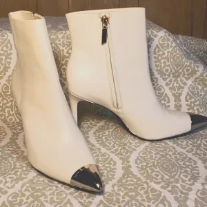 Genuine Leather women's White heeled boots,size 9.5.