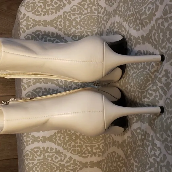 Genuine Leather women's White heeled boots,size 9.5.