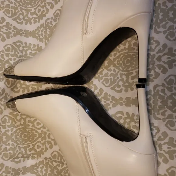 Genuine Leather women's White heeled boots,size 9.5.