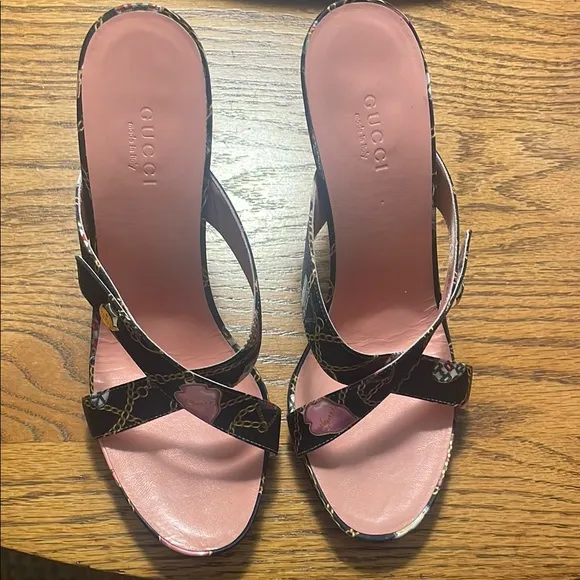 Gucci Black and Pink Sandals with Glossy Twisted Straps
