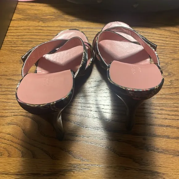 Gucci Black and Pink Sandals with Glossy Twisted Straps