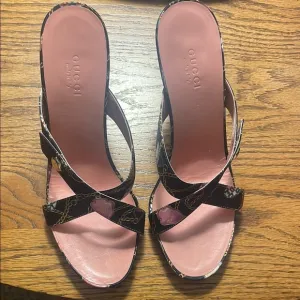 Gucci Black and Pink Sandals with Glossy Twisted Straps