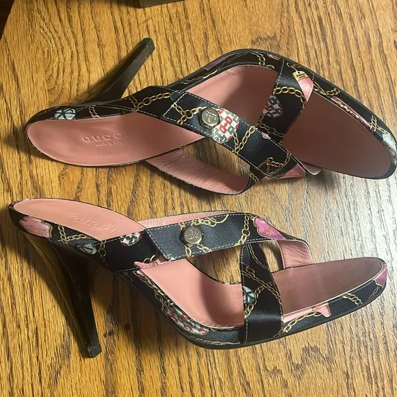 Gucci Black and Pink Sandals with Glossy Twisted Straps