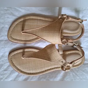 J. Mclaughlin Nolita grasscloth and leather thong sandal Size 9 NWOB Beatiful