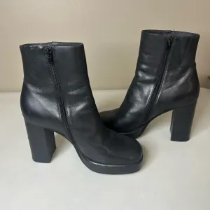 Jeffrey Campbell Bootie Platform Heel Distressed  Black Leather Zip Size 9 EUC