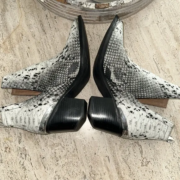 Jeffrey Campbell Crownwell Black &amp; White Wester Snake Print Leather bootie Sz 8