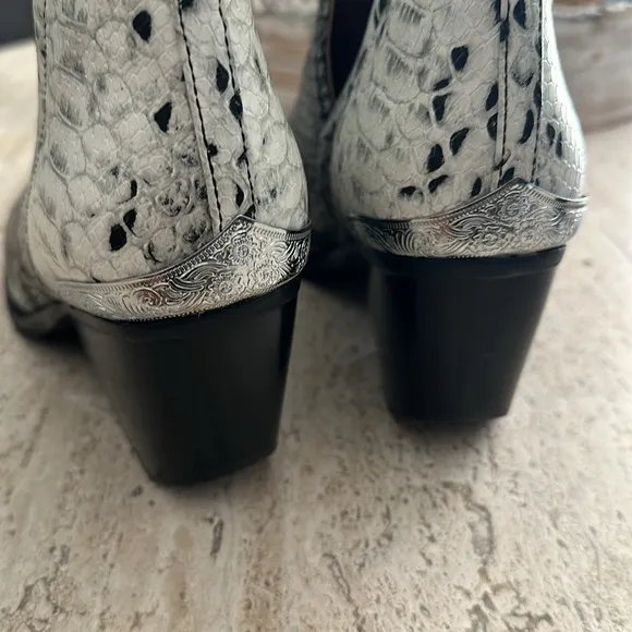 Jeffrey Campbell Crownwell Black &amp; White Wester Snake Print Leather bootie Sz 8