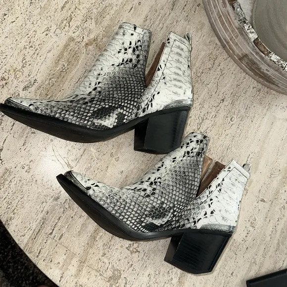 Jeffrey Campbell Crownwell Black &amp; White Wester Snake Print Leather bootie Sz 8