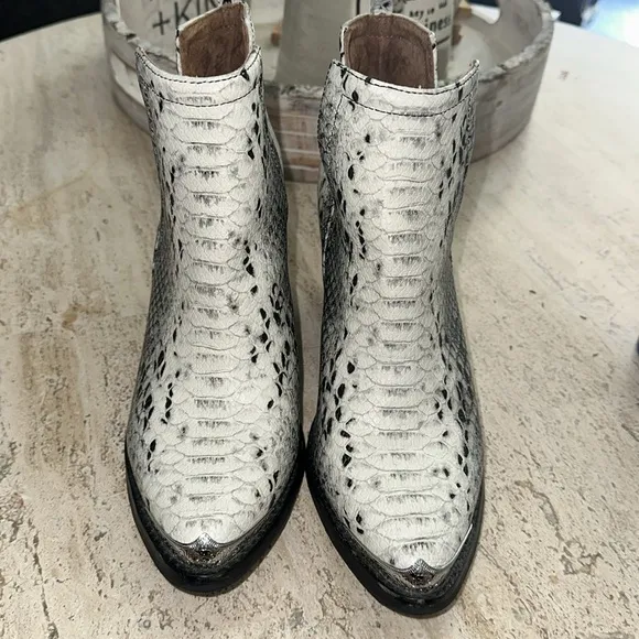 Jeffrey Campbell Crownwell Black &amp; White Wester Snake Print Leather bootie Sz 8