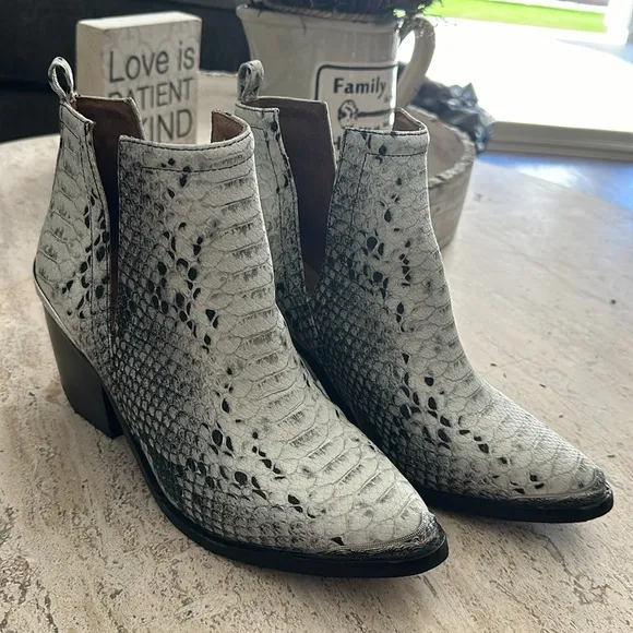 Jeffrey Campbell Crownwell Black &amp; White Wester Snake Print Leather bootie Sz 8
