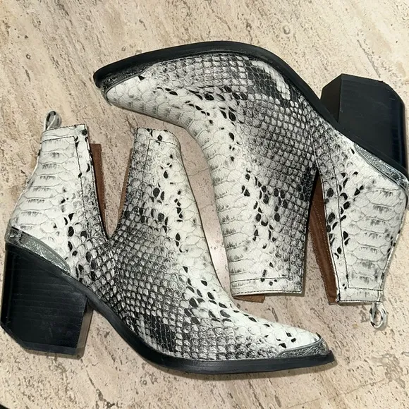 Jeffrey Campbell Crownwell Black &amp; White Wester Snake Print Leather bootie Sz 8
