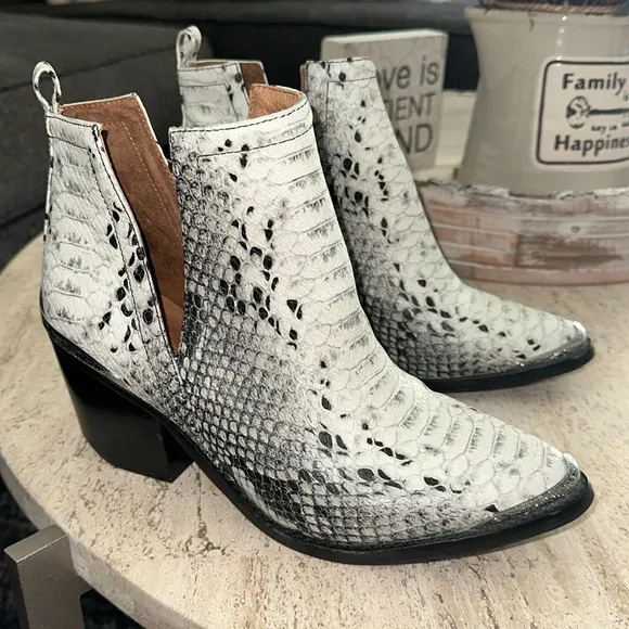 Jeffrey Campbell Crownwell Black &amp; White Wester Snake Print Leather bootie Sz 8