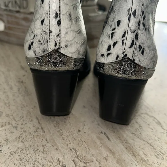 Jeffrey Campbell Crownwell Black &amp; White Wester Snake Print Leather bootie Sz 8