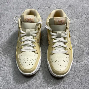 Jordan Stadium 90 Sunshine Womens Pale Vanilla Yellow Ochre Size 8.5
