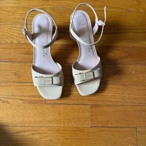 Kate Spade Bowdie Tan Sandals with Slingback Design
