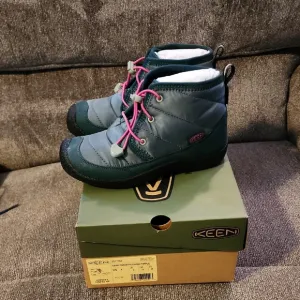 Keen Kids' Green and Pink lace boots NWOT in box Boots size 3