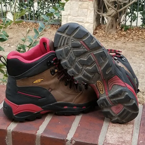 KEEN UTILITY  BOOTS SIZE 9D