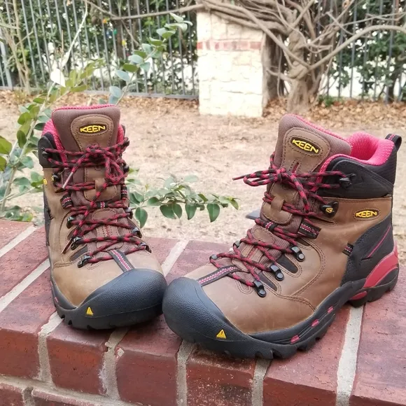 KEEN UTILITY  BOOTS SIZE 9D