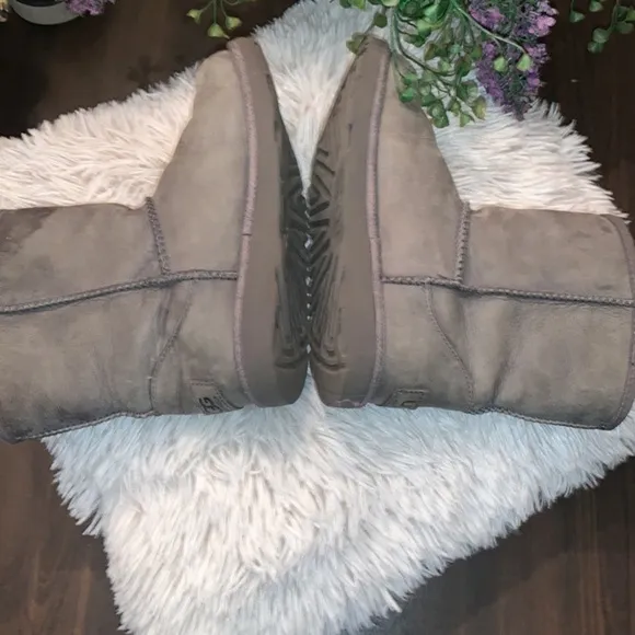 Kids UGG WATERPROOF Short LEATHER GREY SIZE 6Y