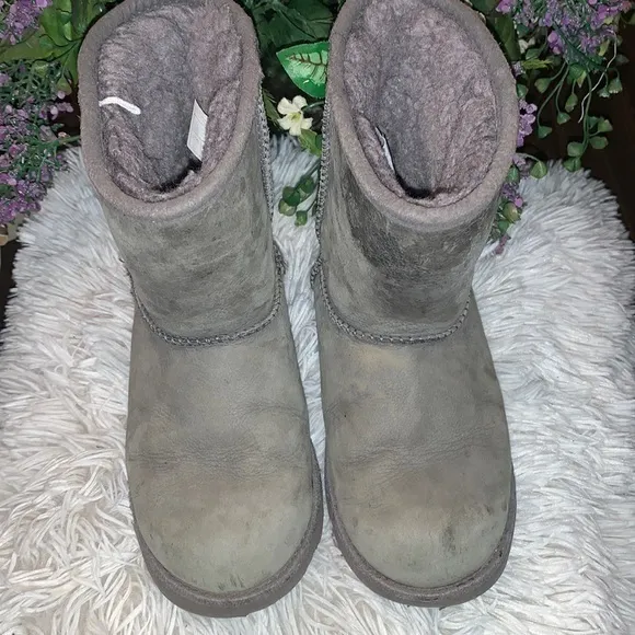 Kids UGG WATERPROOF Short LEATHER GREY SIZE 6Y