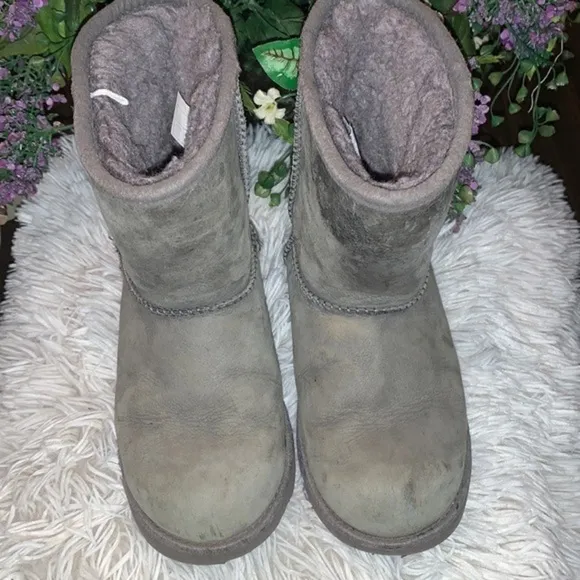 Kids UGG WATERPROOF Short LEATHER GREY SIZE 6Y