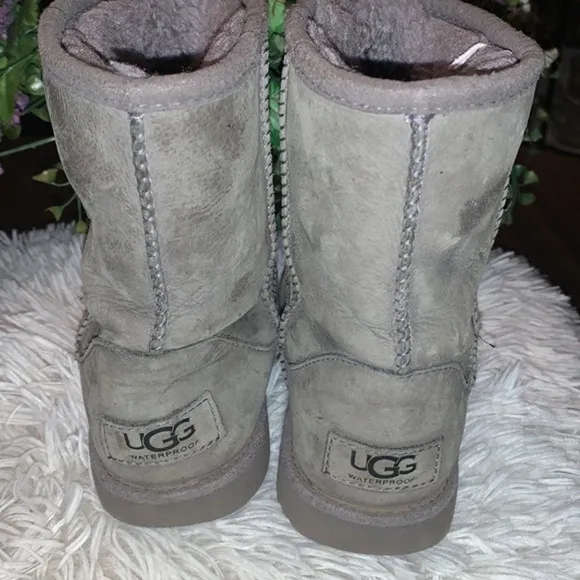 Kids UGG WATERPROOF Short LEATHER GREY SIZE 6Y