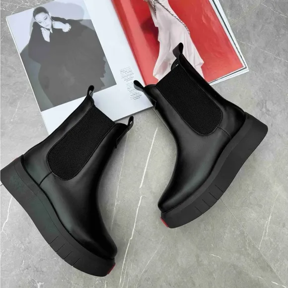 Leather boots in black color