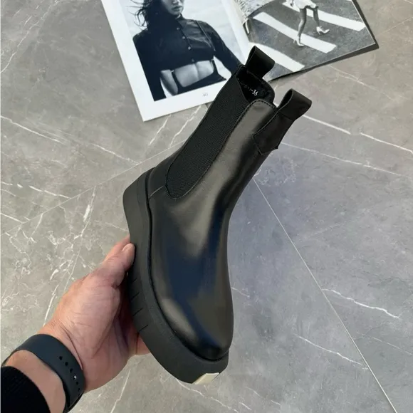 Leather boots in black color