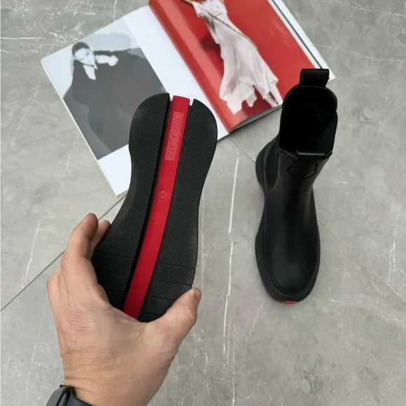 Leather boots in black color