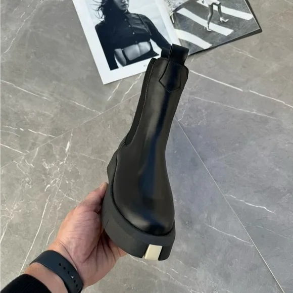 Leather boots in black color