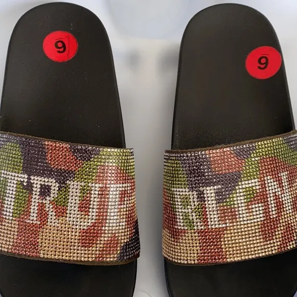 Limited Edition⭐️⭐️True religion limited Edition size 6 camo flip-flops