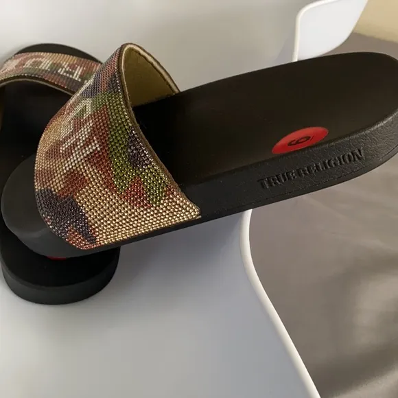 Limited Edition⭐️⭐️True religion limited Edition size 6 camo flip-flops