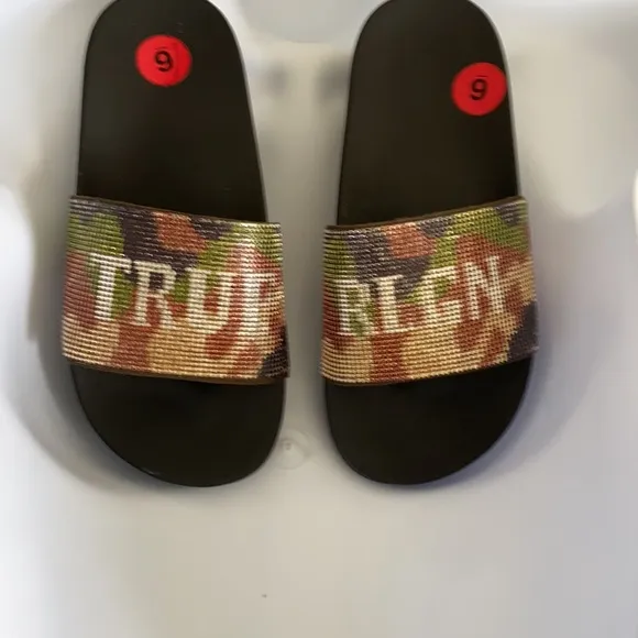 Limited Edition⭐️⭐️True religion limited Edition size 6 camo flip-flops
