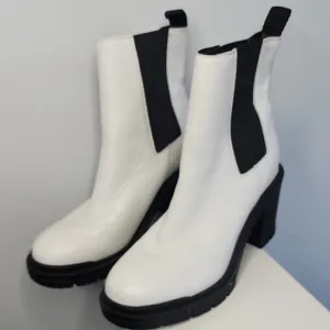 Marc Fisher White and Black Heeled Chelsea Boots Size 8.5