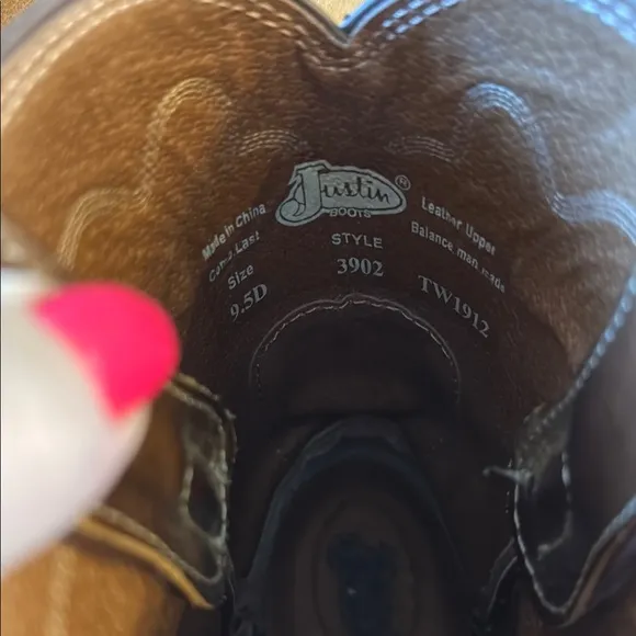 Men’s size 9.5 D – Justin style # 3902 jab 10 in. Roper toe boot Apache cowhide.