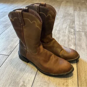 Men’s size 9.5 D – Justin style # 3902 jab 10 in. Roper toe boot Apache cowhide.