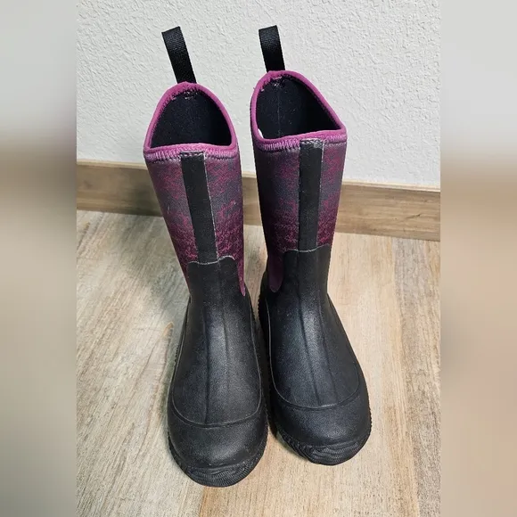 Muck Boots Kids 3 Black and Purple Print Boots