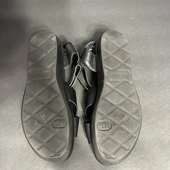 Munro Black Leather Sandals size 9.5 pre owned Exellent condition.