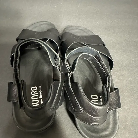 Munro Black Leather Sandals size 9.5 pre owned Exellent condition.