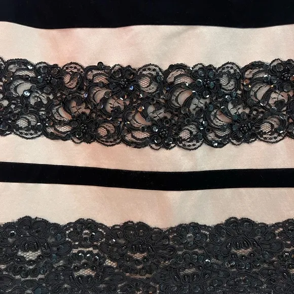 NANETTE LEPORE Women’s Tan and Black Mini Skirt with velvet and lace - size 6