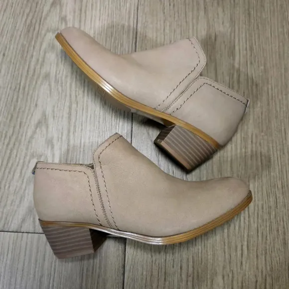 NATURALIZER Zarie Genuine Nubuck Leather Booties, Nwot, Side Zipper, 7 Wide
