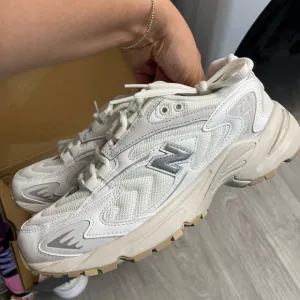 New Balance ML725  White Yellow Sneakers
