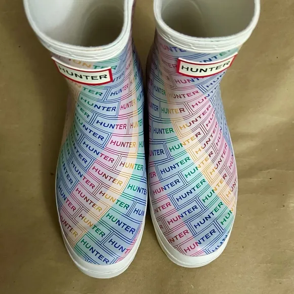 NEW Hunter Play Short Slip-On Boots White with Rainbow Logo All-Weather Footwear