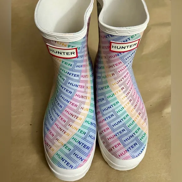 NEW Hunter Play Short Slip-On Boots White with Rainbow Logo All-Weather Footwear