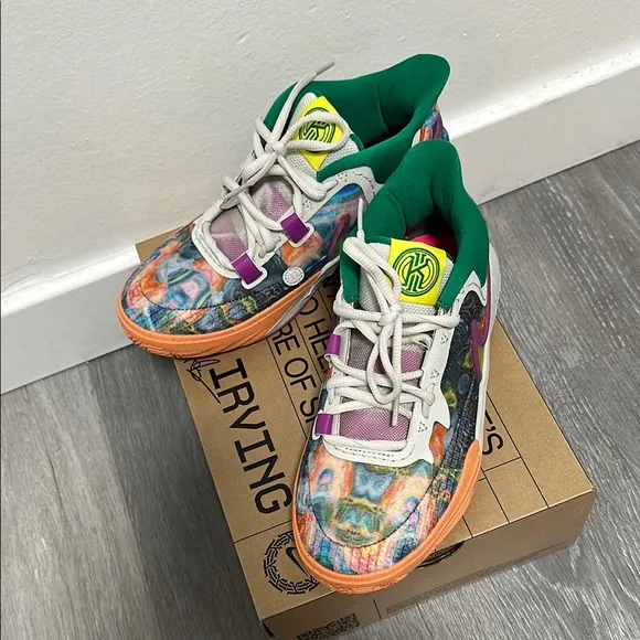 NEW in BOX Nike KYRIE Size 5 Kids Womens 6.5 Circle of Life Sneakers