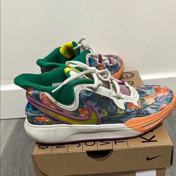 NEW in BOX Nike KYRIE Size 5 Kids Womens 6.5 Circle of Life Sneakers