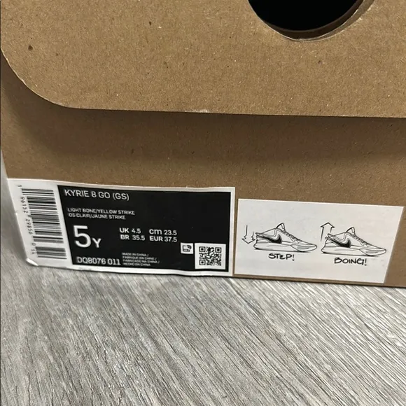 NEW in BOX Nike KYRIE Size 5 Kids Womens 6.5 Circle of Life Sneakers